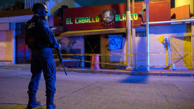 Un agente custodia el bar de Coatzacoalcos, en México, en el que se produjo el ataque. ÁNGEL HERNÁNDEZ (EFE)