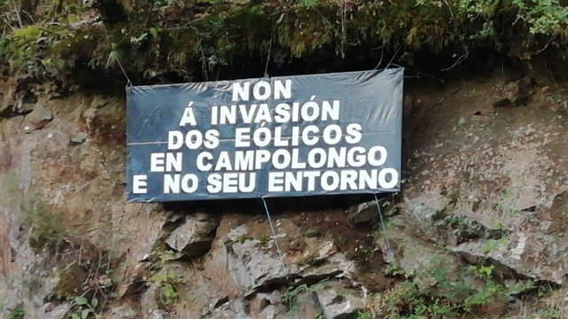 Cartel en contra de la proliferación de los eólicos en Campolongo, en Negreira. EP