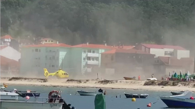 Aterrizaje del helicóptero sanitario en Cangas. TVG