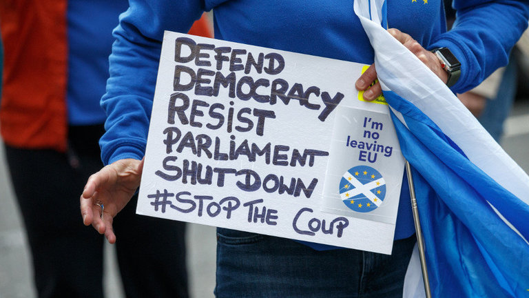 Un manifestante sostiene una pancarta contra el cierre del Parlamento fuera del Tribunal de Sesión en Edimburgo. ROBERT PERRY (EFE)
