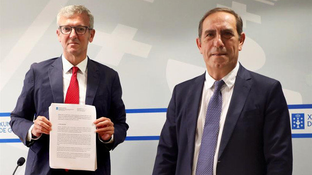 Roda e Martínez mostran un informe da asesoría xurídica da Xunta sobre o cumprimento do financiamento autonómico. XOÁN REY (EFE)