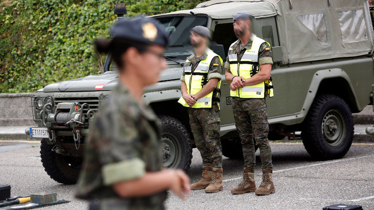 Una militar pasa ante otros miembros del ejército. JAVIER CERVERA (ARCHIVO)