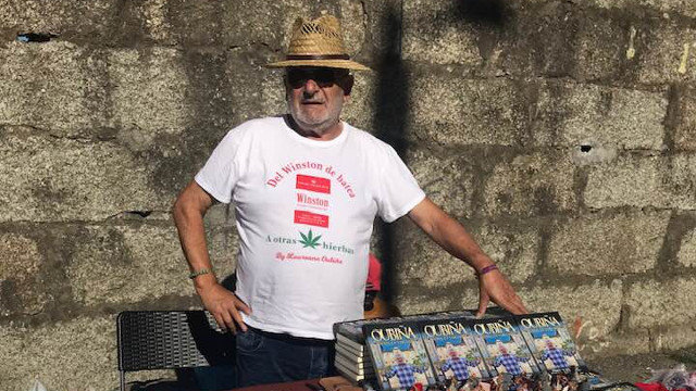 Laureano Oubiña, vendiendo su libro en un puesto en Padrón. FB