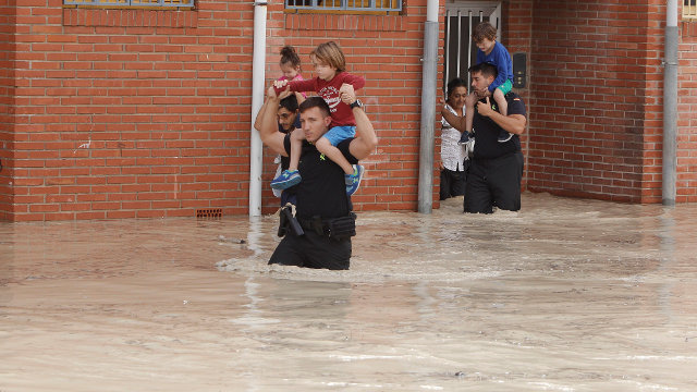 Agentes ejercen labores de rescate en uno de los múltiples municipios alicantinos desalojados.MORELL (Efe)
