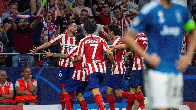 Héctor Herrera celebra el gol con sus compañeros. EFE