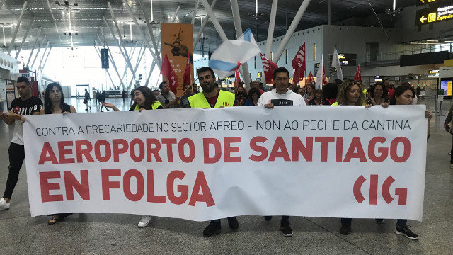 Manifestantes no aeroporto de Santiago. CIG