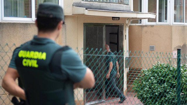 Agentes de la Guardia Civil investigando la casa de la mujer. EFE