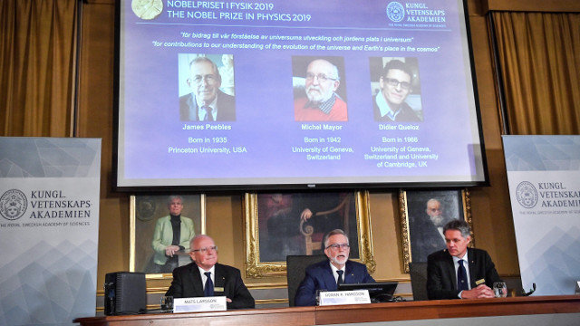 La Academia dedica el Premio Nobel de Física a James Peebles, Michel Mayor y Didier Queloz.CLAUDIO BRESCIANI (Efe)
