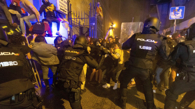 La policía carga contra los manifestantes junto a la Delegación del Gobierno de Barcelona. ENRIC FONTCUBERTA (EFE)