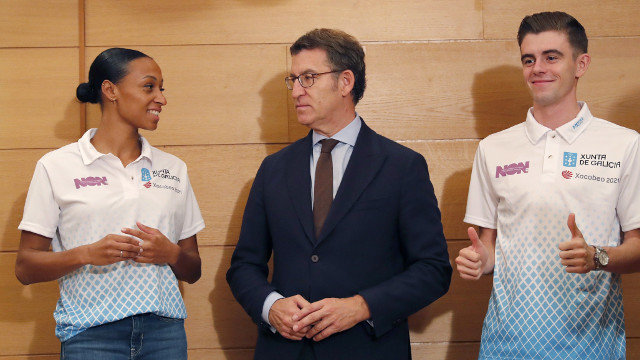 O presidente da Xunta, Alberto Núñez Feijóo xunto aos atletas Ana Peleteiro e Adrián Ben. LAVANDEIRA JR (EFE)