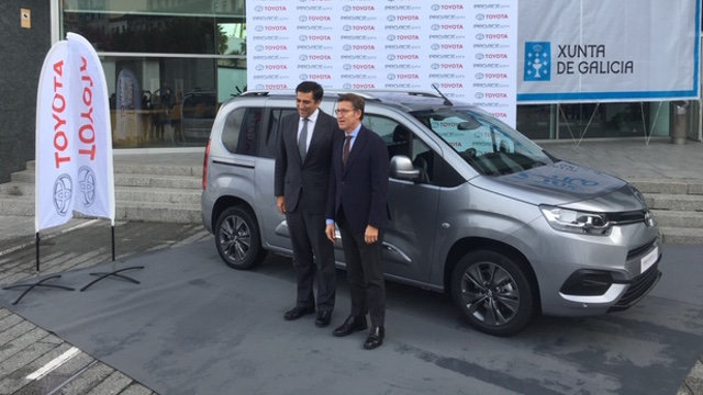 Miguel Carsi y Alberto Núñez Feijóo, con la furgoneta de Toyota que se fabricará en Vigo. EP