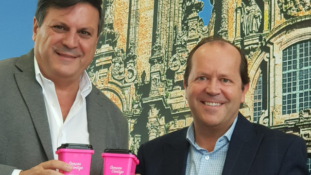 García Téllez y Domínguez Lino, con los minicontenedores rosa. SOGAMA