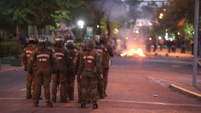 Carabineros actuando contra manifestantes. ALBERTO PEÑA (EFE)