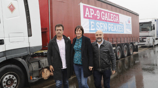 Ana Pontón y Néstor Rego tras circular con un camión para protestar por los peajes de la AP-9. LAVANDEIRA JR (EFE)