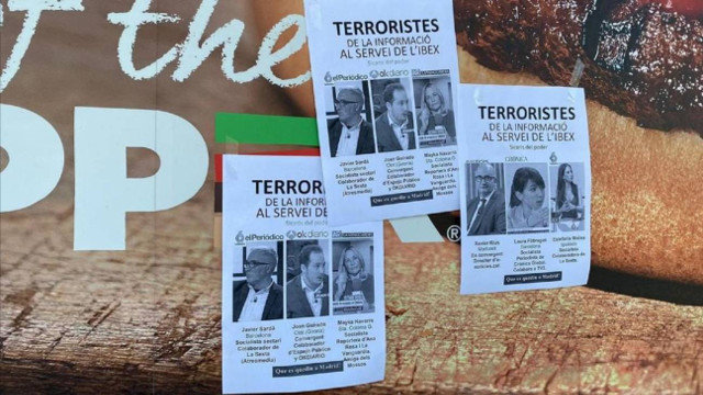 Carteles que señalan a periodistas aparecidos en Cataluña. TWITTER