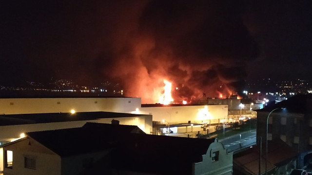 Incendio en el astillero en Praceres. DP