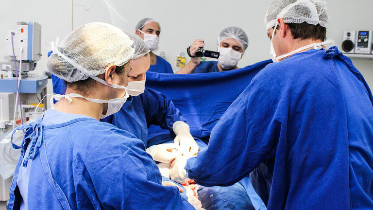 Un grupo médico atendiendo un parto. PIXABAY