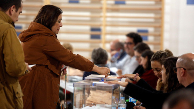 Votantes en un colegio electoral de Pontevedra, este domingo. JAVIER CERVERA