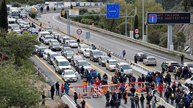 La autopista que enlaza España y Francia en el paso de La Jonquera, cortada por los manifestantes. ALEJANDRO GARCÍA