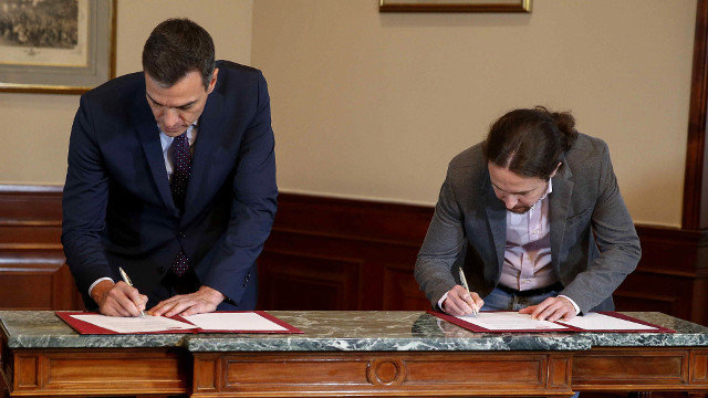 Pedro Sánchez e Pablo Iglesias, durante a firma dun acordo para a formación dun Executivo en España. PACO CAMPOS (EFE)