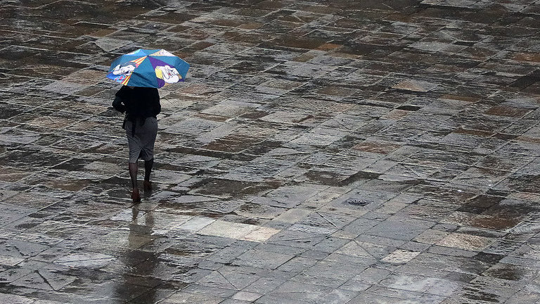 Una mujer se protege de la lluvia con un paraguas. PEPE FERRÍN (AGN)