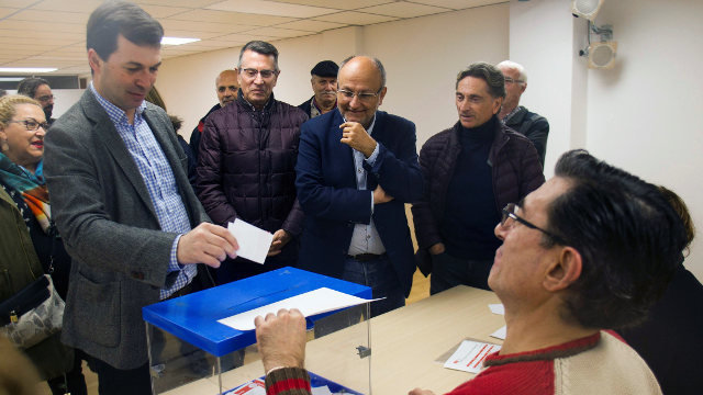 Gonzalo Caballero vota en la consulta del PSOE. SALVADOR SAS