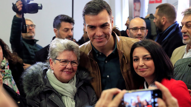 Pedro Sánchez, junto a dos militantes que también acudieron a las urnas en Pozuelo de Alarcón. FERNANDO ALVARADO (Efe)