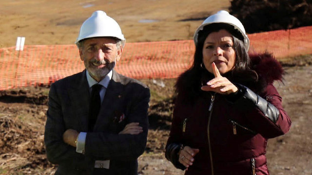 El presidente del Celta, Carlos Mouriño, y la alcaldesa de Mos, Nidia Arévalo en los terrenos en los que se prevé construir la ciudad deportiva.AEP
