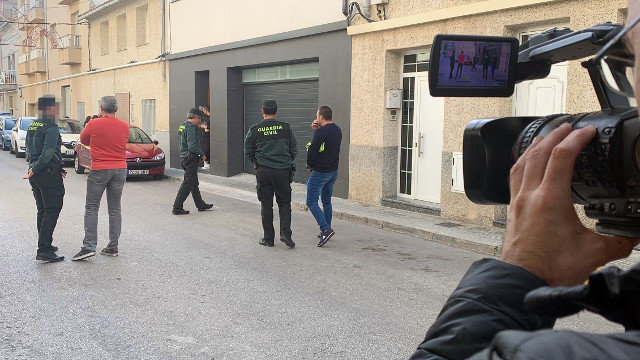 A Garda Civil rexistra este xoves unha vivenda na localidade valenciana de L&#39;Olleria. EFE