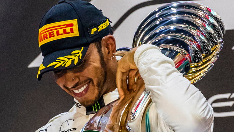 Lewis Hamilton, en el podio de Abu Dabi. SRDJAN SUKI (EFE)