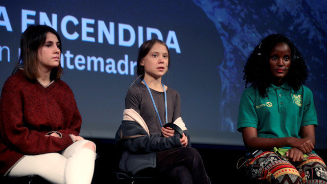 Greta Thunberg junto a Shari Crespi y Vanessa Nakate, este viernes en Madrid. KIKO HUESCA (EFE)