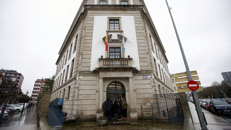 Aranguren atiende a los medios a las puertas de la Audiencia de Lugo tras defender a un acusado de distribuir pornografía infantil. SEBAS SENANDE