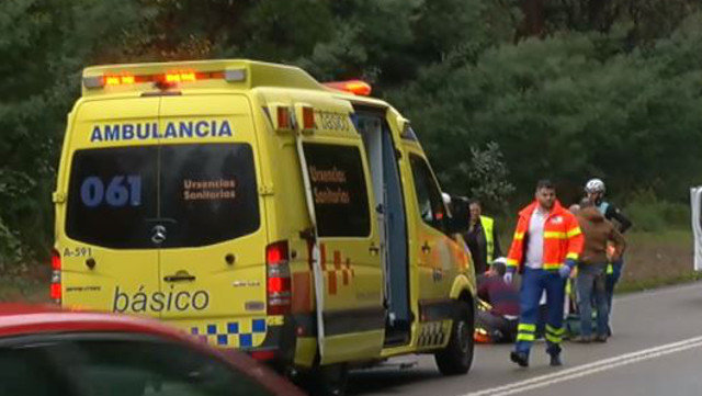Médicos atiende al ciclista herido en Tomiño. CRTVG