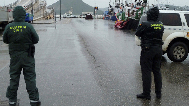 Dous axentes da Garda Civil controlan o acceso ao porto de Santoña. EFE