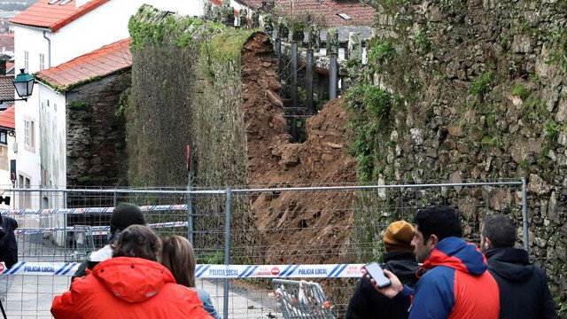 Curiosos e medios de comunicación achegáronse este venres para ver o muro caído no compostelán parque de San Domingos de Bonaval. XOÁN REI (EFE)