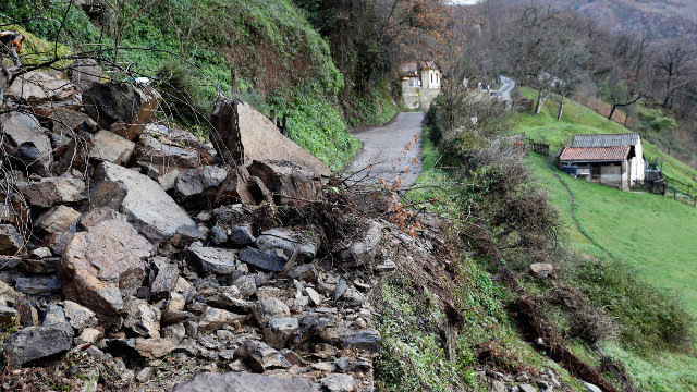 Árboles, rocas, piedras y tierra bloquean los dos carriles en una pista de Aller, en Asturias, donde falleció un hombre este jueves. J. L. CEREIJIDO (EFE)