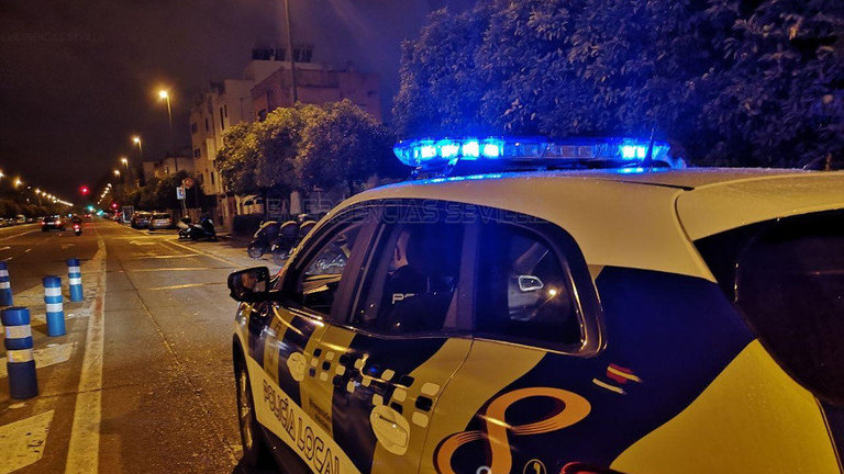 Un vehículo de la Policía Local de Sevilla. EMERGENCIAS SEVILLA