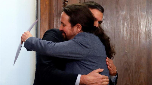 Sánchez e Iglesias se abrazan tras firmar el programa de su futuro gobierno de coalición. JUANJO MARTÍN