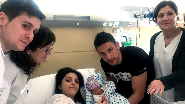 Elena Dasilva y Roberto Fernández posan con su pequeño Iago en el Hospital de O Barco de Valdeorras. EFE