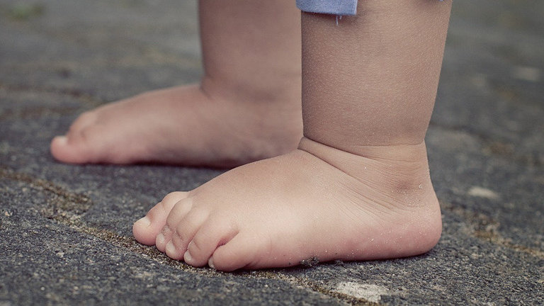 Los pies descalzos de un niño pequeño. PIXABAY