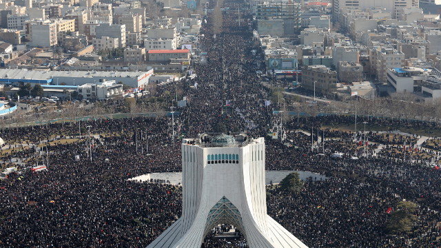 Vista xeral dos miles de persoas que acudiron ao funeral do comandante Soleimaní, en Teherán (EFE)