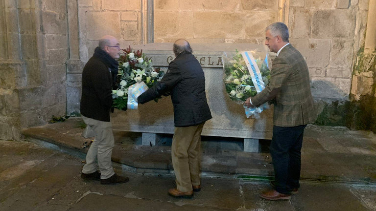 O acto de homenaxe contou cunha ofrenda floral no lugar onde repousan os restos de Castelao. EP