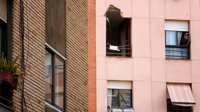 La ventana por la que entró el trozo de metal procedente de la explosión en la Petroquímica que mató a un vecino. EFE