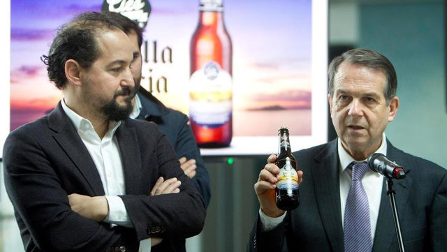 El alcalde de Vigo, Abel Caballero, junto al director de la cervecera Estrella Galicia, Antonio Viejo, durante la presentación de la botella homenaje a las Cíes.SALVADOR SAS (Efe)