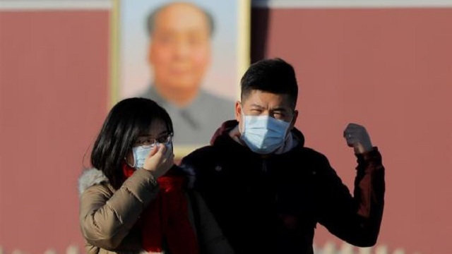 Una pareja con mascarilla en Pekín. EFE