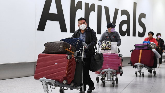 Viaxeiros chegan a Europa nun voo procedente de China.ANDY RAIN (Efe)