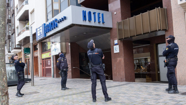 Varios policías custodian la puerta del hotel de Logroño en el que fue hallada la niña muerta. ABEL ALONSO (EFE)