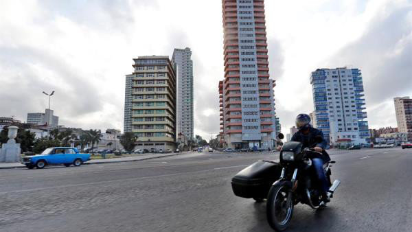 La Habana, tras el terremoto, que ha obligado a desalojar los edificios más altos de la ciudad ERNESTO MASTRASCUSA