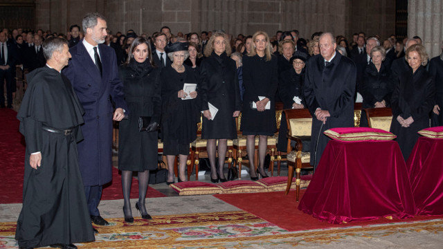 Os reis Felipe e Letizia, don Juan Carlos, dona Sofía e as infantas Elena e Cristina asisten ao funeral da infanta Pilar de Borbón. EFE