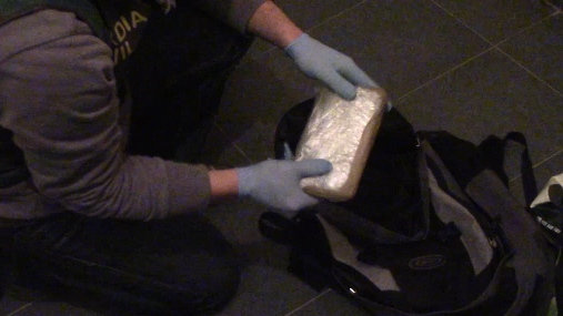 Un agente sostiene un fardo de heroína en una imagen de archivo. GUARDIA CIVIL